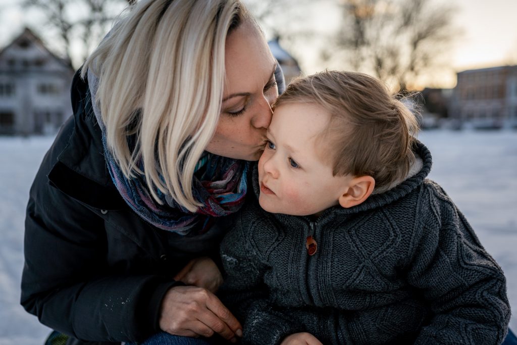 Mama und Sohn oder Tochter Foto im Schnee innig und liebevoll