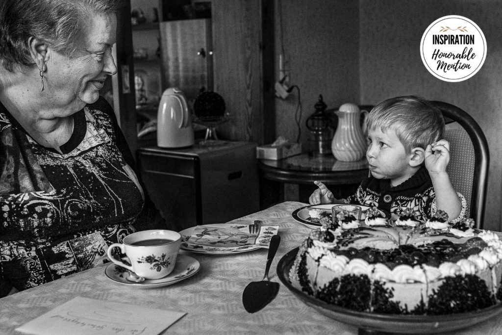 Kinderfoto Kinderfotograf Kinderfotos Kinderfotografin oma mit Enkel Kinderfoto