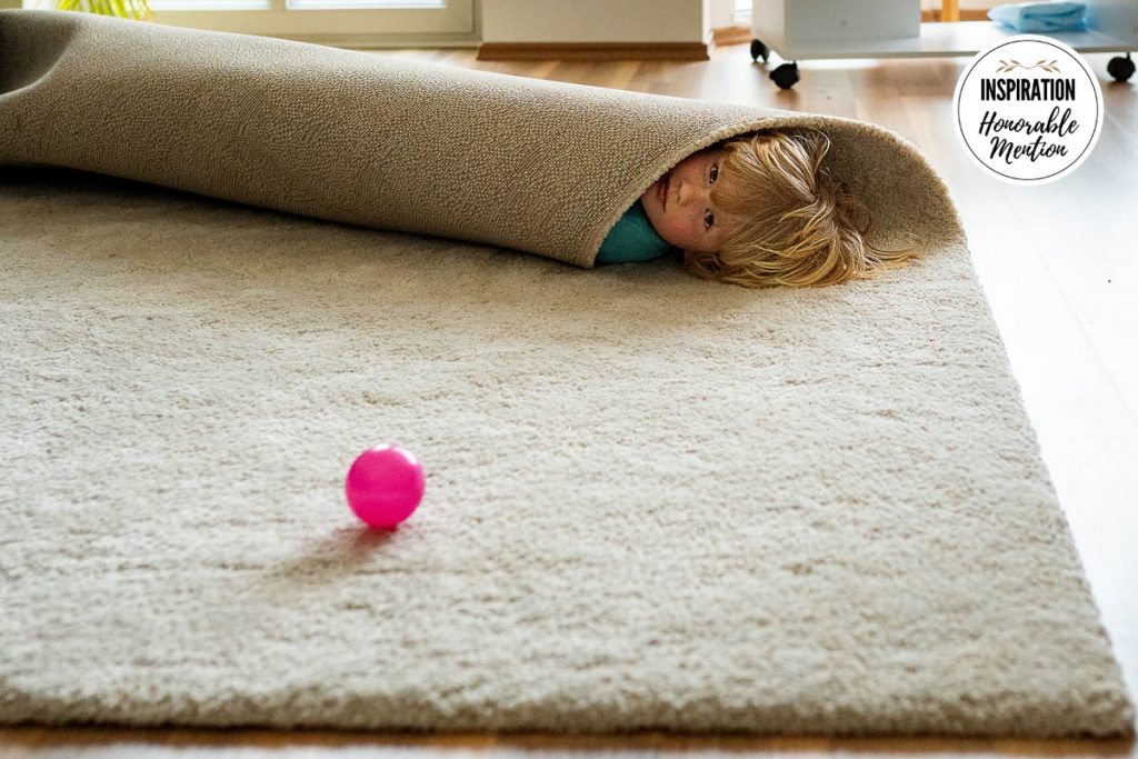 Familienbilder zu Hause Fotoreportage Fotos zu Hause Familienfotos zu Hause kind liegt im Teppich